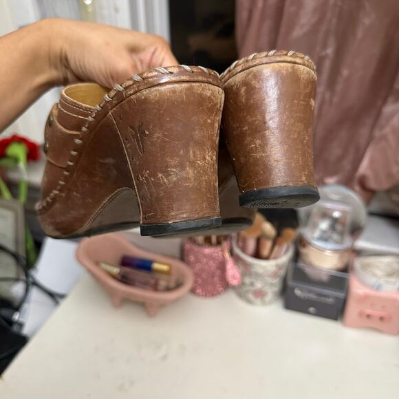 Frye Women’s Charlotte Ring Brown Distressed Heeled Clogs Mule Shoes Size 6 M - Picture 13 of 15